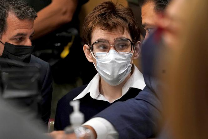 Le responsable de la fusillade de Parkland, Nikolas Cruz, avec ses avocats, Gabe Ermine (à gauche) et David Wheeler, le 15 octobre 2021, au palais de justice du comté de Broward, à Fort Lauderdale, en Floride.