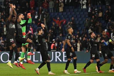 Paris Saint-Germain's French midfielder Eric-Junior Dina-Ebimbe (L) and teammates celebrate after winnig the French L1 football match between Paris Saint-Germain (PSG) and SCO Angers at the Parc des Princes stadium in Paris on October 15, 2021. (Photo by Anne-Christine POUJOULAT / AFP)