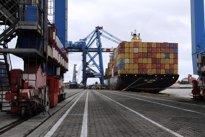 A container ship moored at one of the docks of the port of Abidjan (Côte d'Ivoire), in 2012.