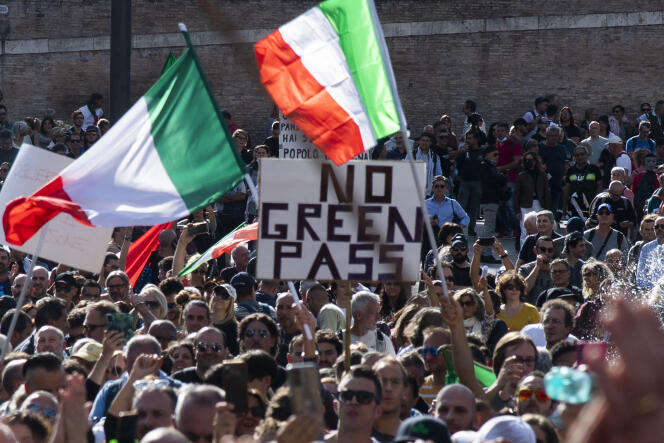 Manifestation contre l’instauration d’un passe sanitaire élargi à Rome, le 9 octobre.