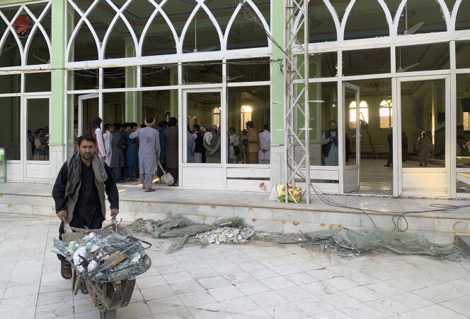 Dans la mosquée Fatemieh après plusieurs explosions, à Kandahar (Afghanistan), vendredi 15 octobre.