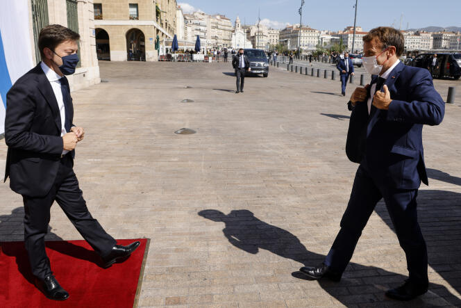 Emmanuel Macron est accueilli par le maire de Marseille, Benoît Payan (gauche), à son arrivée à l’hôtel de ville, le 1er septembre 2021.