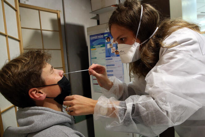 Une pharmacienne effectue un test de dépistage du Covid-19 sur un client, à Bayonne (Pyrénées-Atlantiques), le 15 octobre 2021.