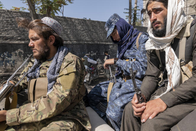 Des talibans à l’arrière d’un pick-up, patrouillent dans les rues du district 10, dans le centre de Kaboul, en Afghanistan, le 15 septembre 2021.