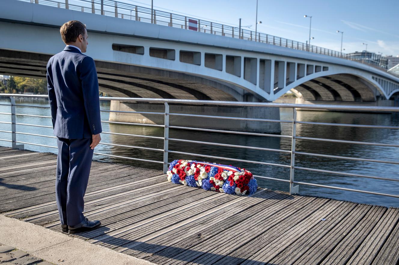 Emmanuel Macron participates, on October 16, 2021, in a ceremony in tribute to the victims of the violent repression of a demonstration of Algerians, on October 17, 1961.