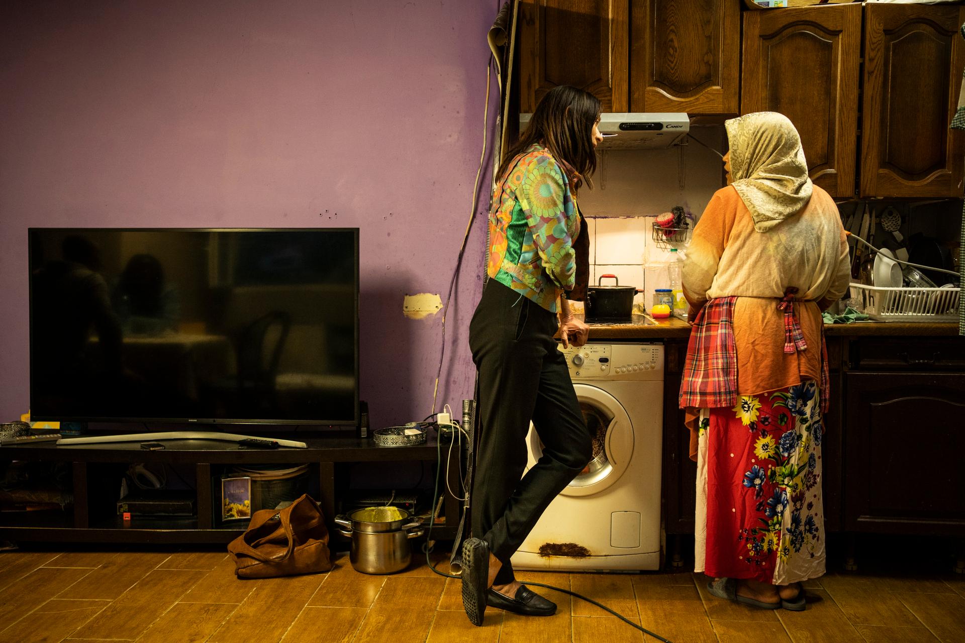 Sandrine Mörch, députée LRM de Haute-Garonne, rend visite à une famille dont les enfants sont des exemples de réussite scolaire malgré des conditions de vie très précaires. A Toulouse, dans le quartier du Mirail, le 30 septembre 2021.