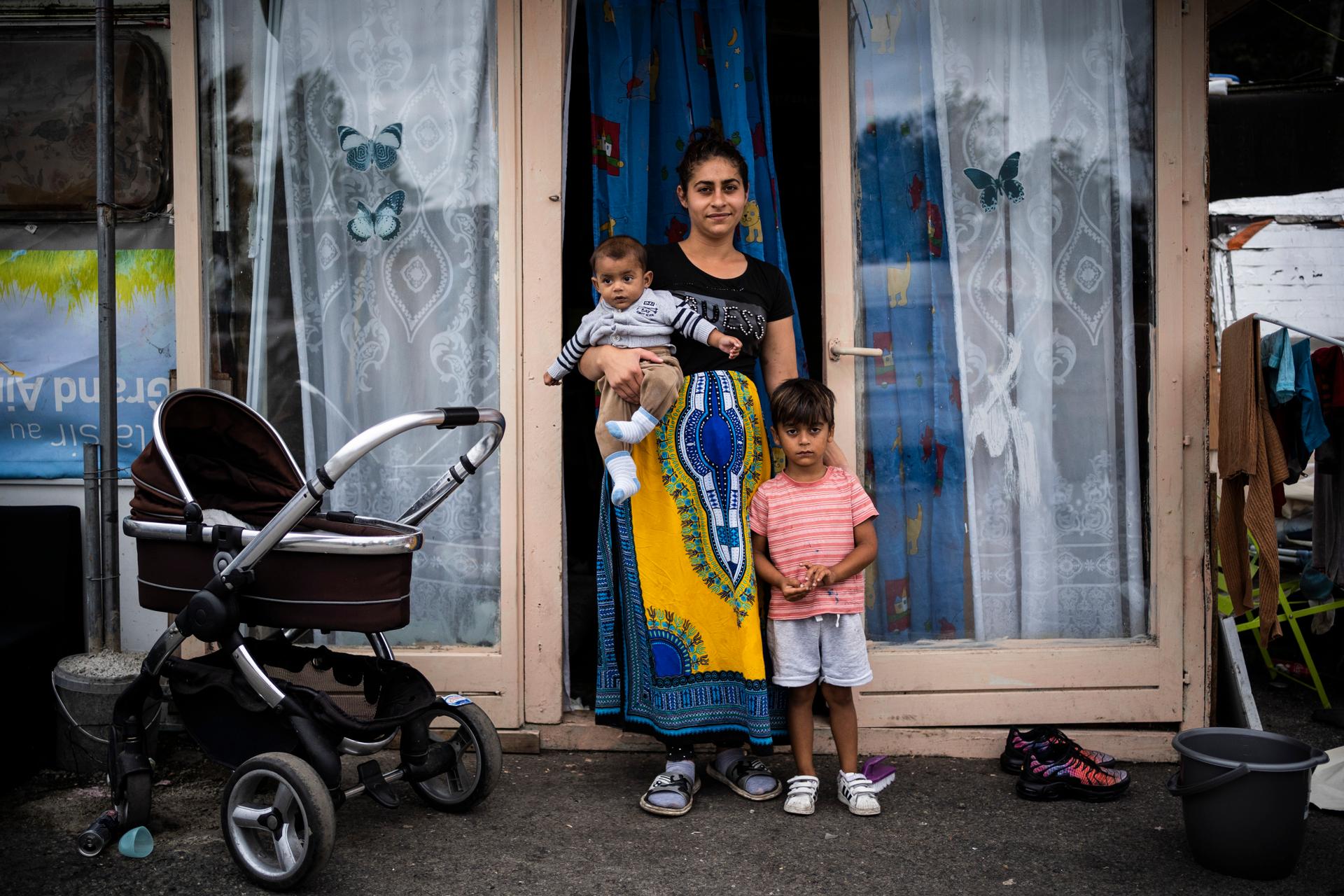 Casandra et ses deux fils, au camp de la Flambère, à Toulouse, le 30 septembre 2021.