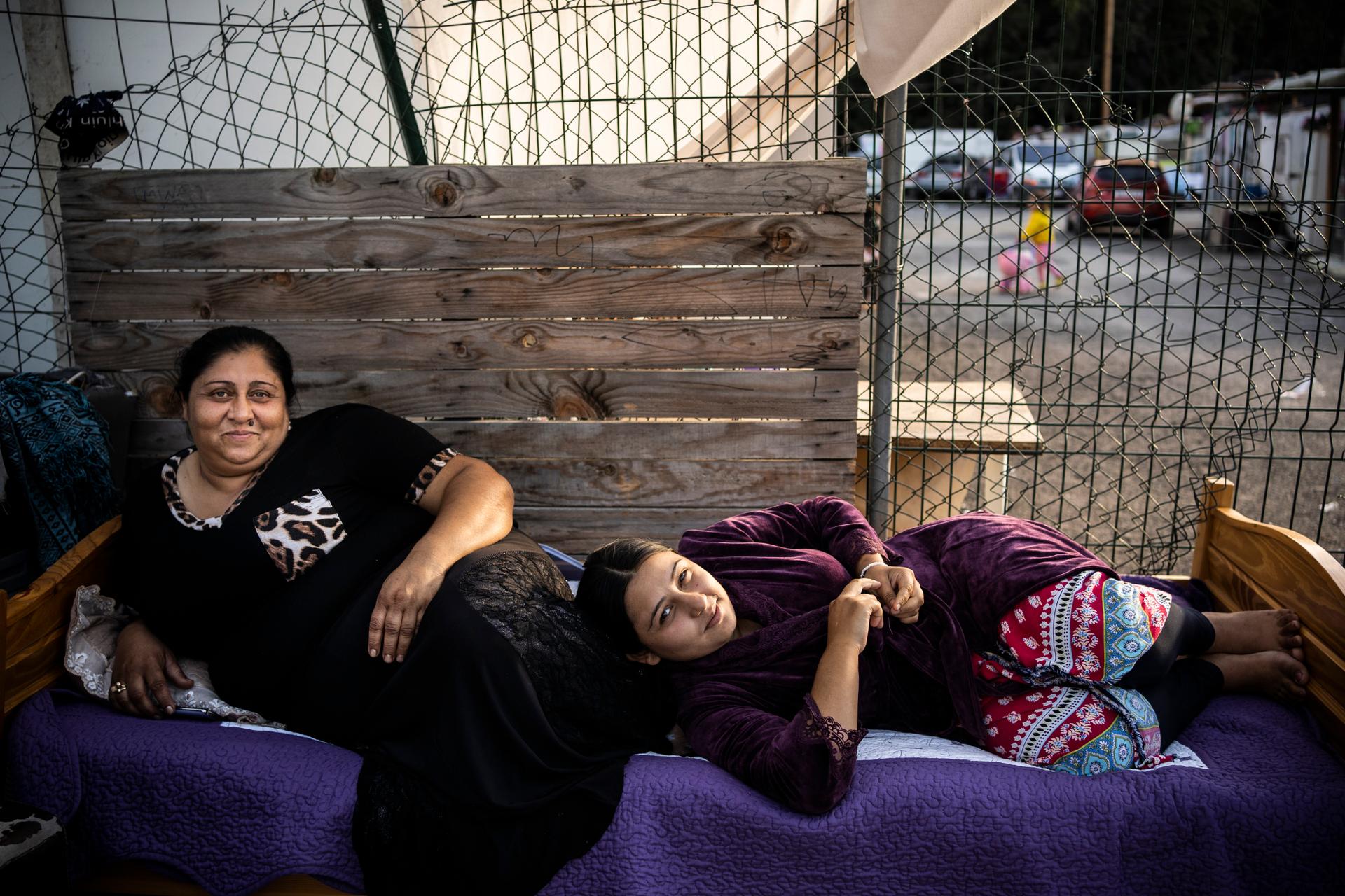 Irina et Amalia, des habitantes du camp de la Flambère, à Toulouse, le 30 septembre 2021.