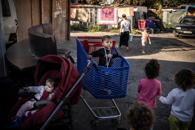 Des enfants jouent sur le camp de la Flambère, à Toulouse, le 30 septembre 2021.