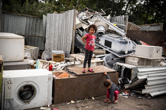 Le camp de la Flambère est entouré de déchets et de morceaux de ferraille, où jouent les enfants. A Toulouse, le 28 septembre 2021.