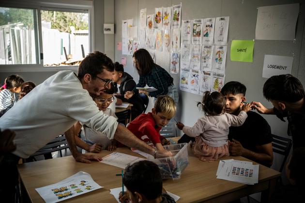 Avec l’aide de l’association Rencont’roms nous, un préfabriqué a été installé à l’entrée du camp de la Flambère pour que les enfants aient un suivi scolaire. A Toulouse, le 30 septembre 2021.