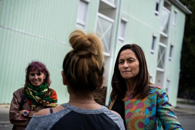 Sandrine Mörch (à droite), députée LRM de Haute Garonne, et Christine Marchou (à gauche), bénévole pour une association d’aide aux plus précaires, auprès d’une femme logée dans un hôtel social, près de Toulouse, le 30 septembre 2021.
