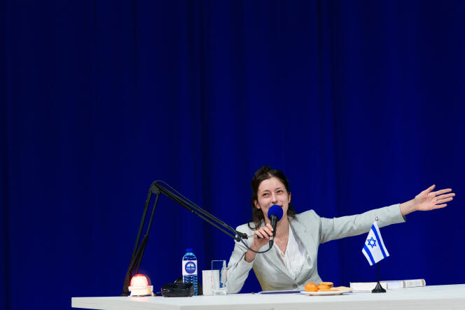 Stéphanie Aflalo dans « The Jewish Hour », de et mis en scène par Yuval Rozman.
