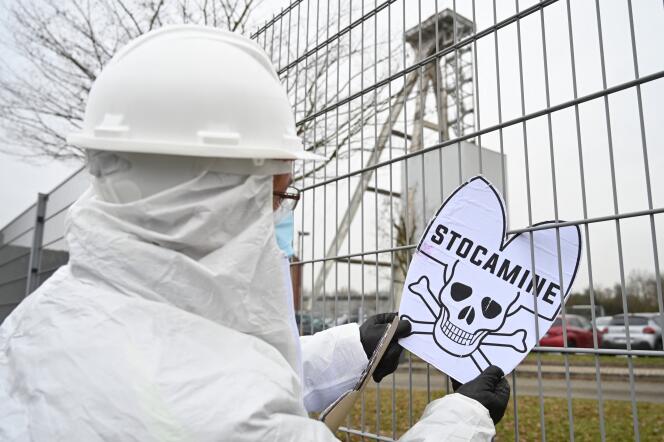 Des personnes manifestent devant le centre de stockage de déchets toxiques Stocamine à Wittelsheim, dans l’est de la France, le 5 janvier 2021.
