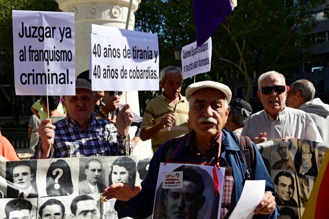 Des manifestants brandissent des pancartes réclamant la justice pour les crimes du franquisme, devant la Cour suprême, le 24 septembre 2019, à Madrid.