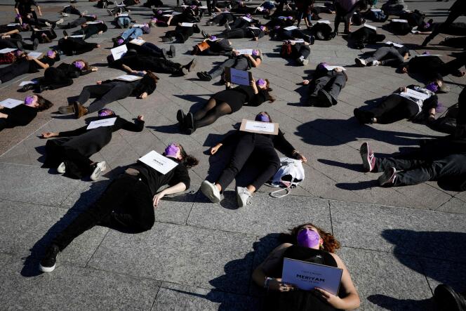Des femmes portant des vêtements noirs participent à un die-in, organisé par le mouvement féministe #noustoutes, pour protester contre les féminicides, devant l’Hôtel de ville de Paris, le 16 octobre 2021.