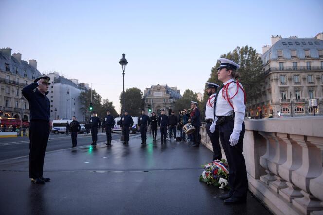 Le préfet de police de Paris, Didier Lallement, a déposé une gerbe de fleurs au niveau du pont Saint-Michel, à Paris, dimanche matin, en hommage aux victimes du 17 octobre 1961.
