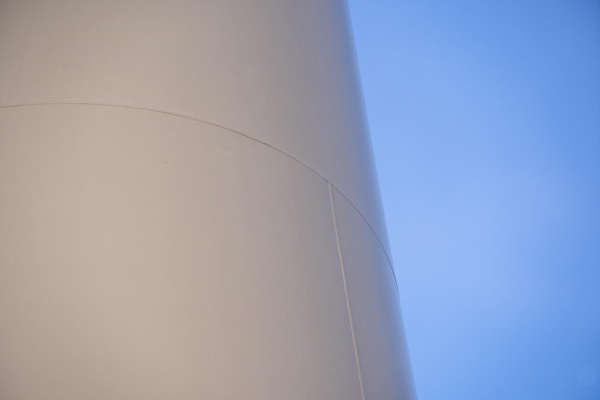 Détail du mât d’une éolienne, à Ollières (Var), le 24 septembre 2021.