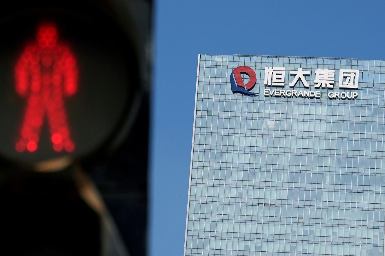 A traffic light near the headquarters of the China Evergrande group in Shenzhen (China), September 26, 2021.