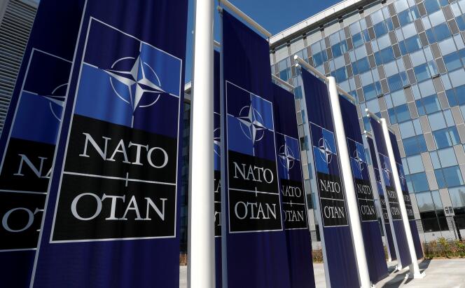 Se colocan pancartas con el logotipo de la OTAN en la entrada de la sede de la OTAN cuando se traslada a Bruselas, Bélgica, el 19 de abril de 2018.