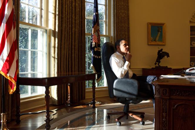 Barack Obama président, dans le bureau Ovale, le premier jour de sa prise de fonctions, le 21 janvier 2009.