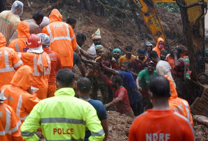 Les secouristes transportent le corps d’une victime après l’avoir récupéré dans les débris d’une maison à la suite d’un glissement de terrain causé par de fortes pluies dans le village de Kokkayar, dans le district d’Idukki, dans l’Etat méridional du Kerala, en Inde, le 17 octobre 2021.