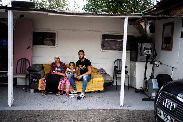 Greca, Andreia et Ionut, devant leur habitation, sur le camp de la Flambère, à Toulouse, le 30 septembre 2021.