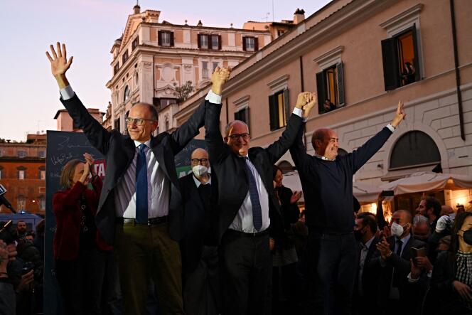 Le maire nouvellement élu de Rome, Roberto Gualtieri (au centre), célèbre sa victoire avec ses partisans à Rome, aux côté de Enrico Letta (à gauche), secrétaire du Parti démocrate, et de Nicola Zingaretti (à droite), président de la région du Latium, le 18 octobre 2021.
