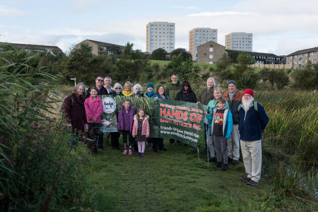 Lesley-Anne Mulholland (en noir au dessus de la pancarte ) et les « amis de St Fittick’s », au St Fittick’s Park, à Aberdeen (Royaume-Uni), le 3 octobre 2021.