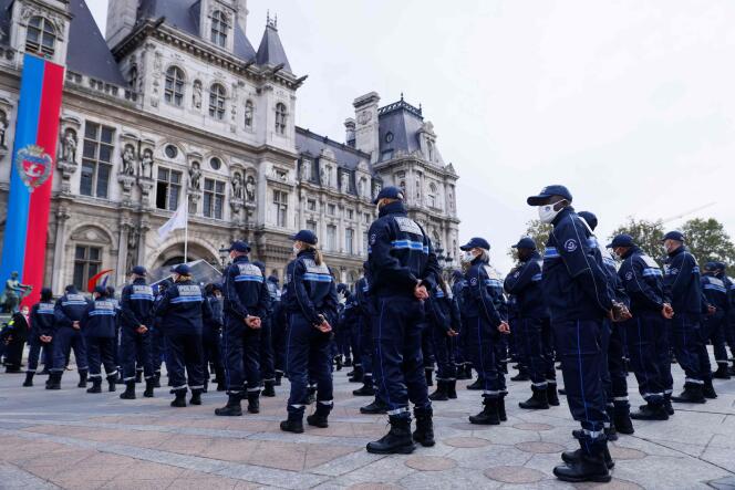 La première promotion de la police municipale de Paris lors d’une cérémonie officielle en présence de la maire socialiste de la ville, Anne Hidalgo, sur le parvis de l’Hôtel de Ville, le 18 octobre 2021.