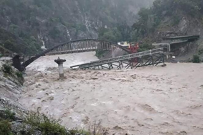 Un pont en construction s’est effondré à Chalthi, dans le nord de l’Inde, le 19 octobre.