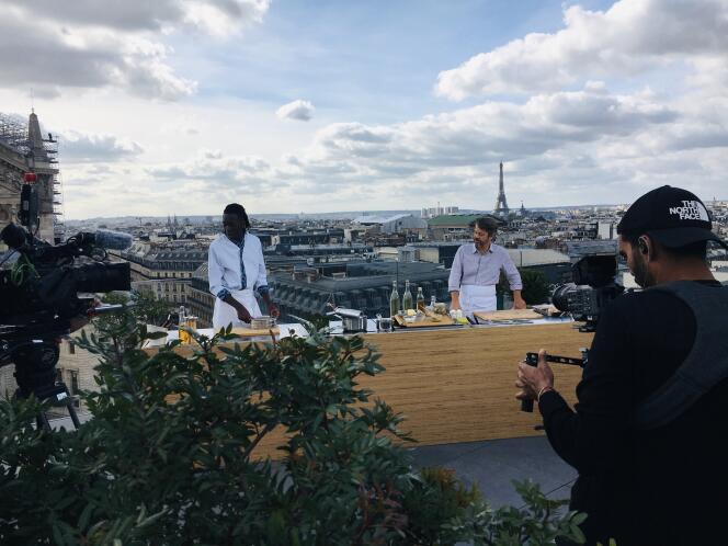 Le chef Mory Sacko (à gauche) et l’acteur Thibault de Montalembert, lors du tournage de l’émission « Cuisine ouverte » sur le toit des Galeries Lafayette, à Paris (8e), lundi 11 octobre 2021.
