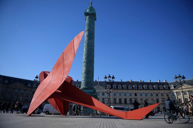 « Flying Dragon » d’Alexander Calder, installée place Vendôme à Paris, le 16 octobre.