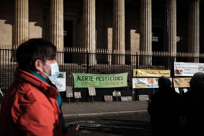 Demonstration against pesticide residues, in front of the Bordeaux Court of Appeal, October 13, 2021.