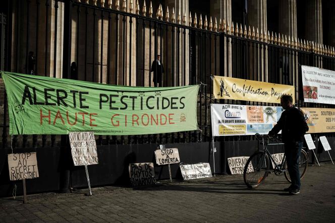 Des banderoles et des pancartes contre les résidus de pesticides, devant la cour d’appel de Bordeaux, dans le sud-ouest de la France, en 2021. 