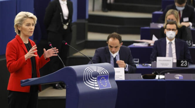 Przewodnicząca Komisji Europejskiej Ursula von der Leyen w konfrontacji z polskim premierem Mateuszem Morawieckim (Tło, nr 23) w Parlamencie Europejskim w Strasburgu, 19 października 2021 r.