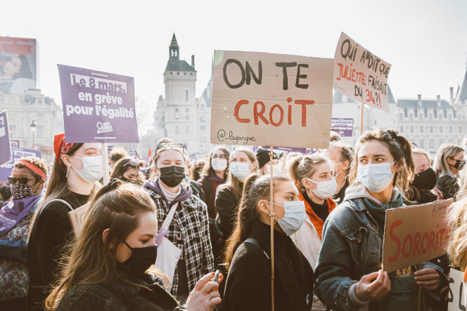 Manifestation à l occasion de la journée internationale des droits des femmes. Le slogan afiché fait référence au sentiment de ne pas être écouté qu’ont certaines femmes en déposant plainte pour viol ou violence. À Paris, le 8 mars 2021.