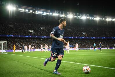 Paris Saint-Germain's Argentinian forward Lionel Messi prepare for a corner kick during the UEFA Champions League first round group A football match between Paris Saint-Germain's (PSG) and RB Leipzig, at The Parc des Princes stadium, in Paris, on October 19, 2021. (Photo by FRANCK FIFE / AFP)