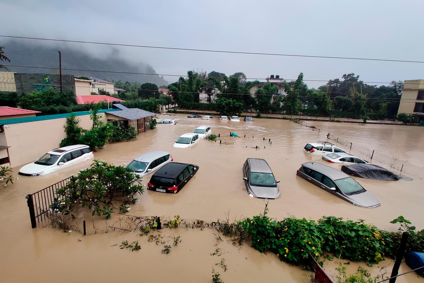 En Inde, des dizaines de morts dans des inondations et glissements de ...
