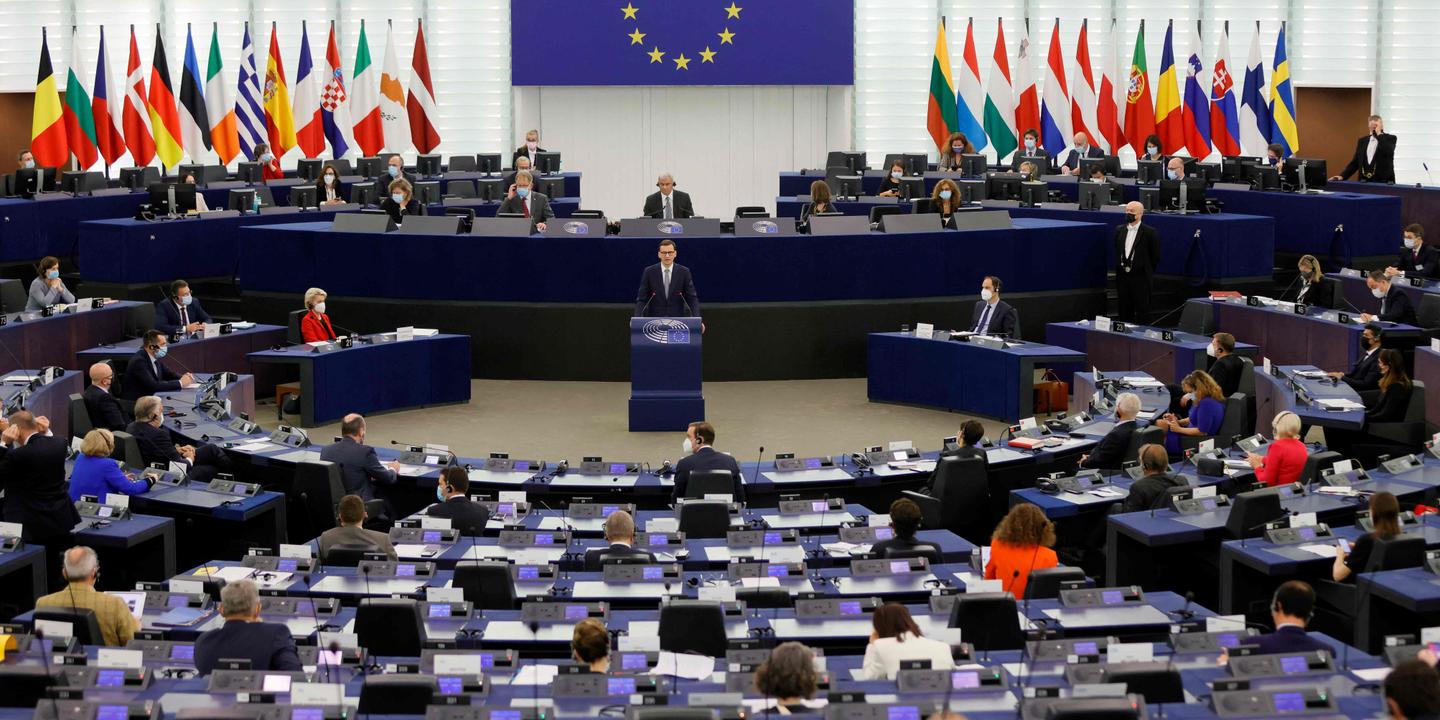 Le premier ministre polonais dénonce « le chantage » de Bruxelles, la Commission défend ses valeurs