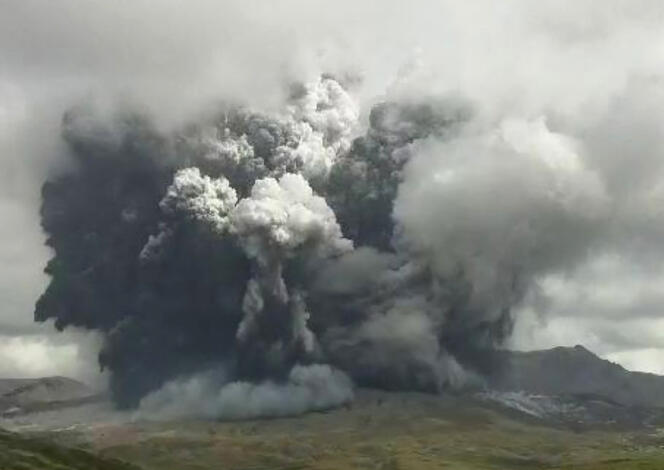 Capture d’écran d’une vidéo de l’éruption du volcan Aso, le 20 octobre 2021.