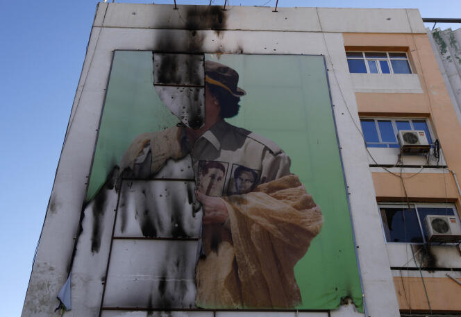 Une affiche déchirée de Mouammar Kadhafi à Tripoli, en septembre 2011.