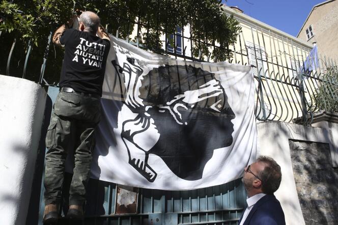 « Nous avons tous aidé Yvan », peut-on lire sur le t-shirt de l’homme qui attache un drapeau sur le portail de la sous-préfecture de Corte (Corse), à la conférence de presse des associations de prisonniers corses, le 20 octobre 2021.