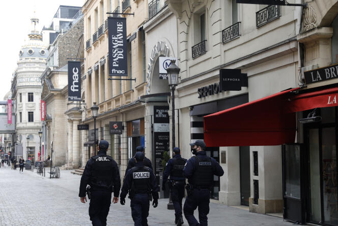 Des policiers en patrouille près du grand magasin Le Printemps, à Paris, le 31 janvier 2021.