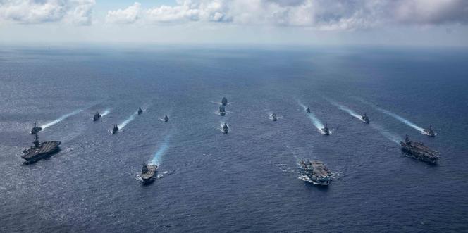 Des porte-avions britanniques et américains, et les forces maritimes japonaises, en mer des Philippines, le 3 octobre 2021.