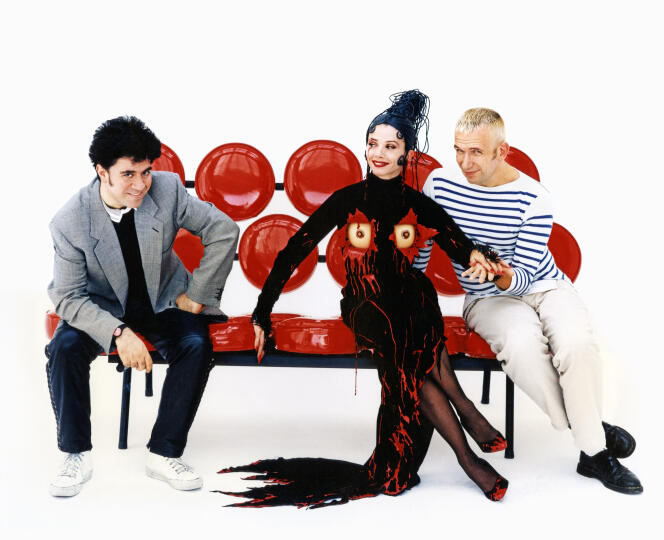 Pedro Almodóvar, Victoria Abril et Jean Paul Gaultier sur le tournage de Kika, en 1994