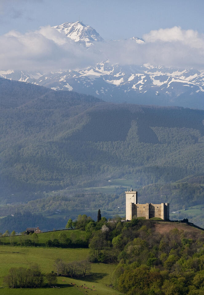 Le château Mauvezin et le pic du Midi de Bigorre, à Mauvezin (Hautes-Pyrenées).
