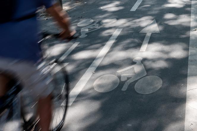 Un cycliste à Paris, le 4 septembre 2021.