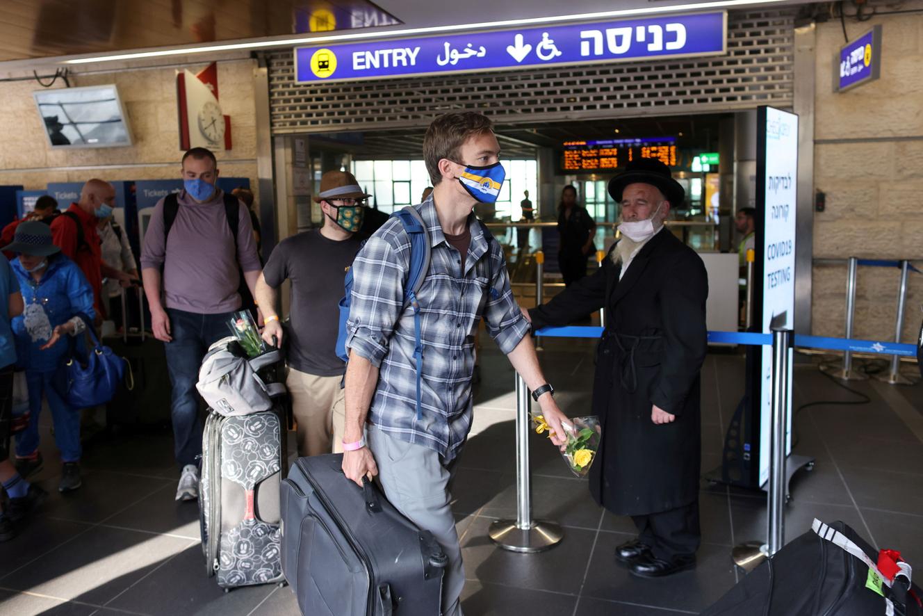 Na międzynarodowym lotnisku Ben Gurion, niedaleko Tel Awiwu, 27 maja 2021 r.