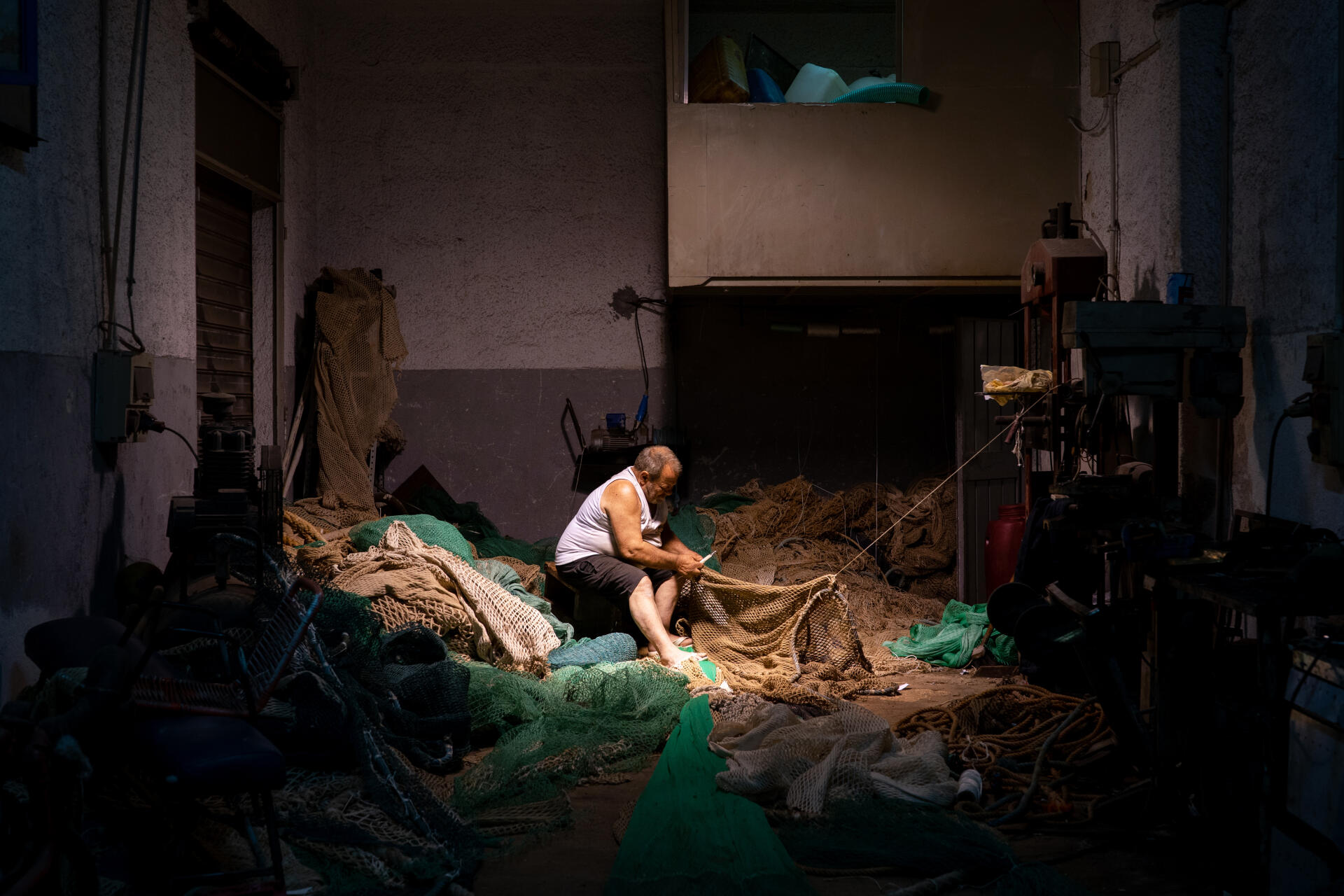 Carmelo Addolorato dans son atelier de confection et de réparation de filets de pêche, à Mazara del Vallo, le principal port de pêche d’Italie, le 15 juin 2021